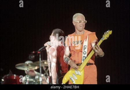 Warszawa 1997-08-12. Jedyny koncert w Polsce zespo³u U2. NZ: Wokalista zespo³u - Bono (C) i Adam Clayton (P) podczas wystêpu. soa PAP/CAF/Radek Pietruszka Stockfoto