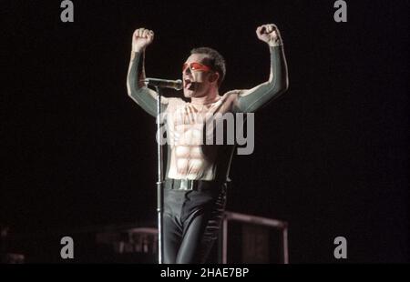 Warszawa 1997-08-12. Jedyny koncert w Polsce zespo³u U2. NZ: Wokalista zespo³u - Bono podczas wystêpu. soa PAP/CAF/Radek Pietruszka Stockfoto