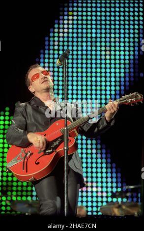 Warszawa 1997-08-12. Jedyny koncert w Polsce zespo³u U2. NZ: Wokalista zespo³u - Bono podczas wystêpu. soa PAP/CAF/Radek Pietruszka Stockfoto