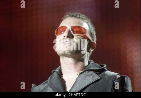 Warszawa 1997-08-12. Jedyny koncert w Polsce zespo³u U2. NZ: Wokalista zespo³u - Bono podczas wystêpu. soa PAP/CAF/Radek Pietruszka Stockfoto