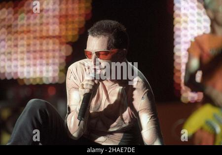 Warszawa 1997-08-12. Jedyny koncert w Polsce zespo³u U2. NZ: Wokalista zespo³u - Bono podczas wystêpu. soa PAP/CAF/Radek Pietruszka Stockfoto