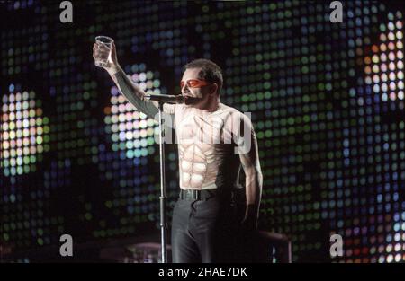 Warszawa 1997-08-12. Jedyny koncert w Polsce zespo³u U2. NZ: Wokalista zespo³u - Bono podczas wystêpu. soa PAP/CAF/Radek Pietruszka Stockfoto