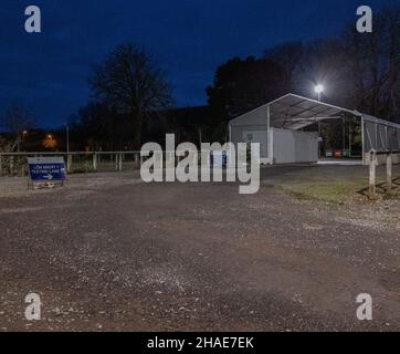 Verlassenes Covid Testing Center am Wintertag in Dusk, Cardiff, Wales Stockfoto