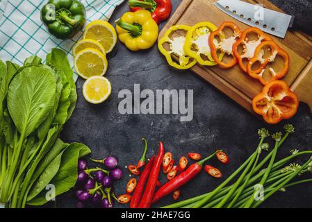 Gesunde Lebensmittel, saubere Essensauswahl. Kräuter und Gewürze verschiedene Bio-Gemüse auf den Tisch gelegt. Rohstoffe der Kochvorbereitung. Stockfoto