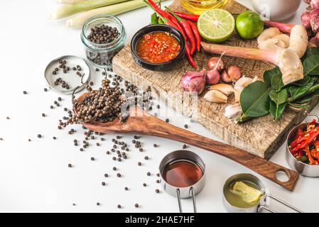 Hohe Ballaststoffe Gesundheit Food-Konzept mit Obst, Gemüse reich an Antioxidantien. Gewürze und Kräuter Nüsse, Samen. Tom Yum, thailändische Küche. Freier Platz für y Stockfoto
