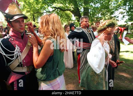 Turowa Wola (woj. ³ódzkie), lipiec-wrzesieñ, 1998. Planen zdjêciowy Sie „Pana Tadeusza“ mit¿yserii Andrzej Wajdy und Turowej Woli. Przygotowania do poloneza - jednej z koñcowych scen filmu. N/z aktorka Alicja Bachleda-Curuœ jako Zosia. (kruu) PAP/Jacek Turczyk ***Dok³adny dzieñ wydarzenia nieustalony*** Turowa Wola, Polen, 1998. Am Set von „Pan Tadeusz: Der letzte Streifzug in Litauen“ unter der Regie von Andrzej Wajda in Turowa Wola. Es basiert auf dem gleichnamigen Epos des polnischen Dichters Adam Mickiewicz. Im Bild: die polnische Schauspielerin Alicja Bachleda-Curus (R) vor der Polonaise-Tanzszene. (kruu) PAP/Jacek Stockfoto