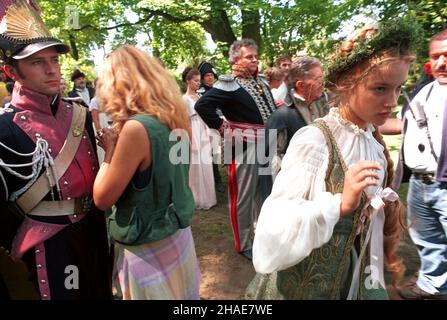 Turowa Wola (woj. ³ódzkie), lipiec-wrzesieñ, 1998. Planen zdjêciowy Sie „Pana Tadeusza“ mit¿yserii Andrzej Wajdy und Turowej Woli. Przygotowania do poloneza - jednej z koñcowych scen filmu. N/z aktorka Alicja Bachleda-Curuœ jako Zosia. (kruu) PAP/Jacek Turczyk ***Dok³adny dzieñ wydarzenia nieustalony*** Turowa Wola, Polen, 1998. Am Set von „Pan Tadeusz: Der letzte Streifzug in Litauen“ unter der Regie von Andrzej Wajda in Turowa Wola. Es basiert auf dem gleichnamigen Epos des polnischen Dichters Adam Mickiewicz. Im Bild: die polnische Schauspielerin Alicja Bachleda-Curus (R) vor der Polonaise-Tanzszene. (kruu) PAP/Jacek Stockfoto