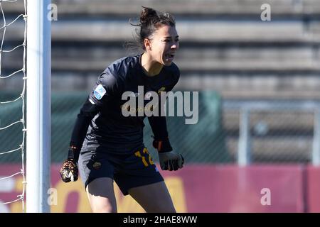 Tre Fontane Stadium, Rom, Italien. 12th Dez 2021. Serie A Frauen Meisterschaft Fußball, AS Roma versus Lazio ; Camelia Ceasar of Roma Kredit: Action Plus Sports/Alamy Live News Stockfoto