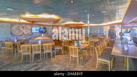 Blick auf das Buffet-Restaurant Cristoforo Colombo im Inneren des Costa Fortuna-Schiffes am Hafen von Civitavecchia, Hafen von Rom, Italien. Stockfoto