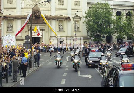 Warszawa 11.06.1999. VII pielgrzymka Papier¿a Jana Paw³a II do Polski. Ojciec Œwiêty jedzie do archikatedry œw. Jana Chrzciciela przy ul. Œwietojañskiej. NZ. z ul. Krakowskie Przedmieœcie, Papamobile wje¿d¿a w ulicê Miodow¹. W g³êbi akademicki koœció³ œw. Anny z popiersiem Chrystusa. mw PAP/Grzegorz Jakubowski Warschau, 11. Juni 1999. Die siebte Pilgerreise von Papst Johannes Paul II. Nach Polen. Im Bild: Der Papst auf dem Weg zur Erzkathedrale des Hl. Johannes in der Swietojanska-Straße. Hinten die akademische Kirche der heiligen Anna, geschmückt mit einer Büste Christi. mw PAP/Grzegorz Jakubowski Stockfoto