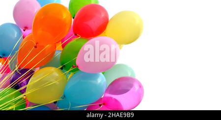 Bündel von bunten Luftballons, auf weißem Hintergrund, Banner Format Stockfoto