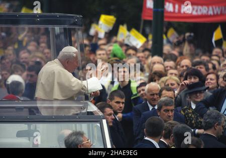 Kraków 17.06.1999. VII pielgrzymka Papier¿a Jana Paw³a II do Polski. Ojciec Œwiêty w trakcie przejazdu z katedry Wawelskiej na Cmentarz Rakowicki zatrzyma³ siê przed gmachem Akademii Górniczo-Hutniczej, gdzie poœwiêci³ figurê œw. Barbary i sztandar uczelnianej Solidarnoœci. uu PAP/Grzegorz Jakubowski Krakau, Polen, 17. Juni 1999. Papst Johannes Paul II. Segnet Menschenmengen an der AGH University of Science and Technology in Krakau. Der Heilige Vater widmete die Figur der Solidaritätsfahne der heiligen Barbara und AGH auf seiner Reise von der Wawel-Kathedrale zum Rakowicki-Friedhof. Dies ist die p. 7th des Papstes Stockfoto