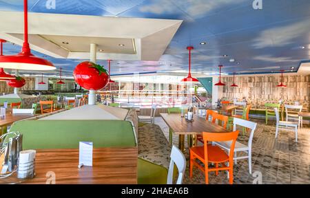 Blick auf das Buffet-Restaurant Cristoforo Colombo im Inneren des Costa Fortuna-Schiffes am Hafen von Civitavecchia, Hafen von Rom, Italien. Stockfoto