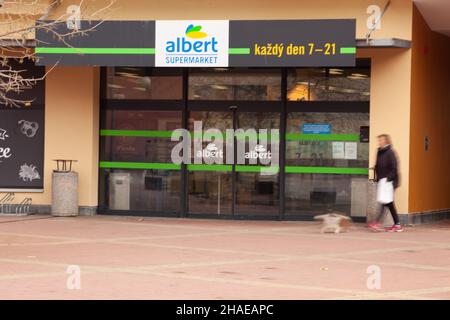 PRAG 5, TSCHECHISCHE REPUBLIK - 08. Nov 2021: Eine schöne Aufnahme eines Albert-Supermarkts in Barrandov Prag und einer weiblichen Wanderin Stockfoto