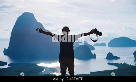 Männer reisen Fotografie auf dem Berg. Tourist auf Sommerurlaub Urlaub. Landschaft schöner Berg am Meer am Samet Nangshe Aussichtspunkt. Phang Nga Stockfoto