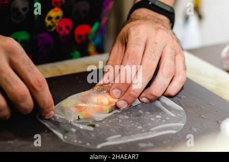 Herstellung vietnamesischer traditioneller Frühlingsrollen von Hand in einem Restaurant Stockfoto