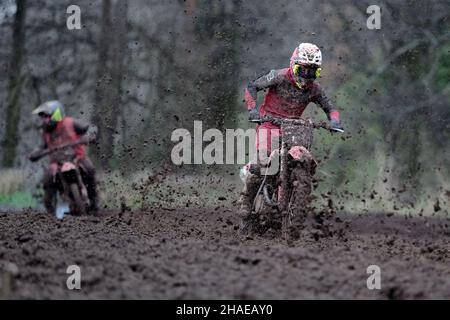 Tyninghame, East Lothian, Großbritannien. 12th Dez 2021. Ecosse XC - Runde 1 Winter Series auf einer Strecke in der Nähe von Tyninghame, East Lothian. Konkurrenten in den Klassen 65cc bis Quad und Sidecar. Viel Action im Schlamm. ( Kredit: Rob Gray/Alamy Live News Stockfoto