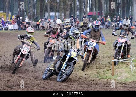 Tyninghame, East Lothian, Großbritannien. 12th Dez 2021. Ecosse XC - Runde 1 Winter Series auf einer Strecke in der Nähe von Tyninghame, East Lothian. Konkurrenten in den Klassen 65cc bis Quad und Sidecar. Viel Action im Schlamm. ( Kredit: Rob Gray/Alamy Live News Stockfoto