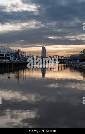 Brüssel, Belgien- 12 11 2021: Industrie und De Trooz Brücke spiegeln sich in der goldenen Stunde im Wasser des Kanals Stockfoto