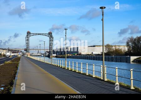 Neder-over-Heembeek, Brüssel, Belgien - 12 11 2021: Radweg, Kanal und Budabrücke Stockfoto