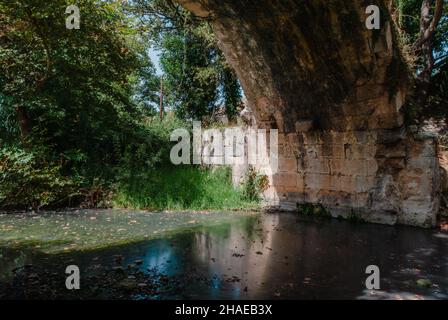 Römische Brücke über den Fluss in Vrises, Kreta, Griechenland. Stockfoto