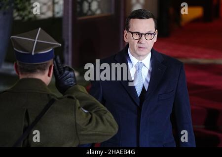 Warschau, Polen. 12th Dez 2021. Mateusz Jakub Morawiecki, Ministerpräsident von Polen, erwartet Bundeskanzler Scholz (SPD) während seines ersten Besuches in Polen. Quelle: Kay Nietfeld/dpa/Alamy Live News Stockfoto