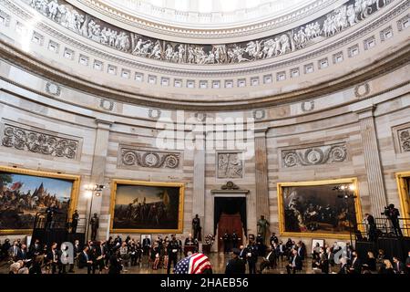 Washington, Vereinigte Staaten Von Amerika. 09th Dez 2021. Washington, Vereinigte Staaten von Amerika. 09. Dezember 2021. US-Präsident Joe Biden hält während eines Gedenkgottesdienstes für den Veteranen des Zweiten Weltkriegs und ehemaligen Senator Robert Dole am 9. Dezember 2021 in der Rotunde des US-Kapitols in Washington, DC, Rede. Senator Dole starb im Alter von 98 Jahren nach einem lebenslangen Dienst an der Nation. Kredit: Sgt. Zachery Perkins/USA Army/Alamy Live News Stockfoto