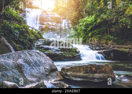 Natürlicher Hintergrund Wasserfall. Reise Natur. Reisen Entspannen Sie sich im Wasserfall. Im Sommer. thailand Stockfoto