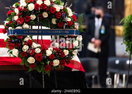 Washington, Vereinigte Staaten Von Amerika. 09th Dez 2021. Washington, Vereinigte Staaten von Amerika. 09. Dezember 2021. Ein Kranz des US-Repräsentantenhauses an der mit einer Flagge bedeckten Schatulle des Veteranen des Zweiten Weltkriegs und ehemaligen Senators Robert Dole, der in der Rotunde des US-Kapitols am 9. Dezember 2021 in Washington liegt, DC Senator Dole starb im Alter von 98 Jahren nach einem lebenslangen Dienst an der Nation. Kredit: Spc. Zachery Perkins/USA Army/Alamy Live News Stockfoto