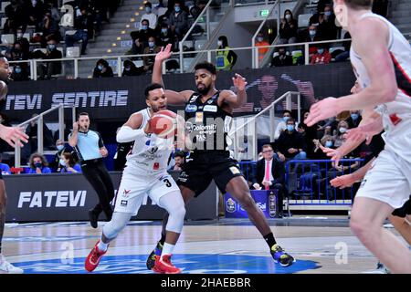 Trient, Italien. 12th Dez 2021. Chris Wright (Bertram Derthona Basket Tortona) während Dolomiti Energia Trentino vs Bertram Derthona Tortona, Italienischer Basketball Eine Serie Meisterschaft in Trient, Italien, Dezember 12 2021 Quelle: Independent Photo Agency/Alamy Live News Stockfoto