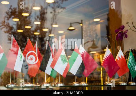 Einige Beispiele von internationalen Flaggen in Aussicht Stockfoto