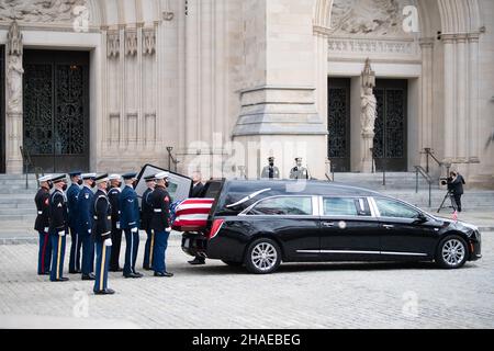 Washington, Vereinigte Staaten Von Amerika. 10th Dez 2021. Washington, Vereinigte Staaten von Amerika. 10. Dezember 2021. Die Ehrenwache der US-Streitkräfte entfernt die mit Fahnen bespannte Schatulle des Veteranen des Zweiten Weltkriegs und ehemaligen Senators Robert Dole aus einem Leichenwagen in der Washington National Cathedral, 10. Dezember 2021 in Washington, DC Senator Dole starb im Alter von 98 Jahren nach einem lebenslangen Dienst an der Nation. Kredit: Laura Buchta/U.S. Army/Alamy Live News Stockfoto