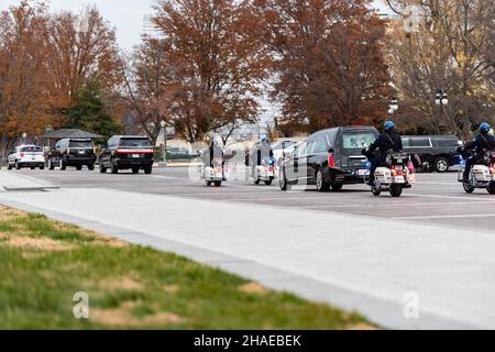 Washington, Vereinigte Staaten Von Amerika. 10th Dez 2021. Washington, Vereinigte Staaten von Amerika. 10. Dezember 2021. Die Autokolonne, die die Überreste des Veteranen des Zweiten Weltkriegs und ehemaligen Senators Robert Dole trägt, verlässt das US-Kapitol am 10. Dezember 2021 in Washington, DC Senator Dole starb im Alter von 98 Jahren nach einem lebenslangen Dienst an der Nation. Kredit: Sgt. Zachery Perkins/USA Army/Alamy Live News Stockfoto