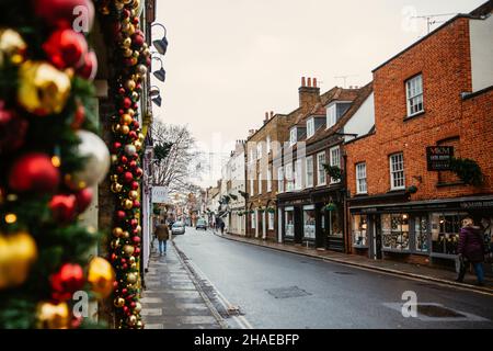 Eton, Großbritannien. 12th. Dezember 2021. Weihnachtsdekorationen sind in der Eton High Street abgebildet. Laut dem Office of National Statistics (ONS) geben britische Haushalte mehr für Waren und weniger für Dienstleistungen aus, während sich die Omicron-Coronavirus-Variante ausbreitet. Kredit: Mark Kerrison/Alamy Live Nachrichten Stockfoto