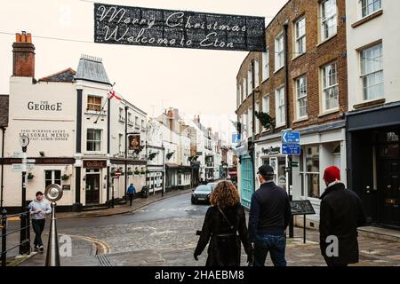 Eton, Großbritannien. 12th. Dezember 2021. Die Menschen nähern sich den Geschäften in der Eton High Street. Laut dem Office of National Statistics (ONS) geben britische Haushalte mehr für Waren und weniger für Dienstleistungen aus, während sich die Omicron-Coronavirus-Variante ausbreitet. Kredit: Mark Kerrison/Alamy Live Nachrichten Stockfoto