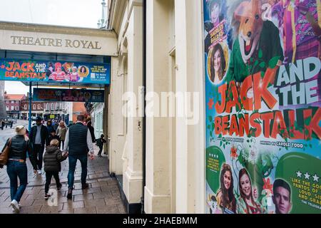 Windsor, Großbritannien. 12th. Dezember 2021. Familien kommen im Theatre Royal an, um die Pantomime Jack und Beanstalk zu besuchen. In vielen Theatern sind in der Weihnachtszeit seit der Einführung der Plan B Covid-19-Beschränkungen der britischen Regierung aufgrund der raschen Ausbreitung der Omicron-Coronavirus-Variante reduzierte Buchungen zu sehen. Kredit: Mark Kerrison/Alamy Live Nachrichten Stockfoto