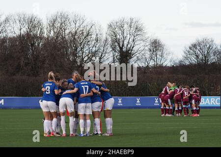 Liverpool, Großbritannien. 12th Dez 2021. Liverpool, England, Dezember 12t Teams huddeln während des Barclays FA Womens Super League Spiels zwischen Everton und West Ham United im Walton Hall Park in Liverpool, England Natalie Mincher/SPP Credit: SPP Sport Press Photo. /Alamy Live News Stockfoto