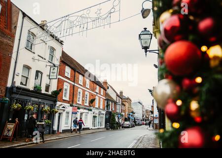 Eton, Großbritannien. 12th. Dezember 2021. Weihnachtsdekorationen sind in der Eton High Street abgebildet. Laut dem Office of National Statistics (ONS) geben britische Haushalte mehr für Waren und weniger für Dienstleistungen aus, während sich die Omicron-Coronavirus-Variante ausbreitet. Kredit: Mark Kerrison/Alamy Live Nachrichten Stockfoto