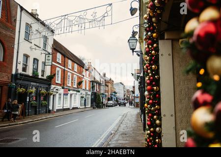 Eton, Großbritannien. 12th. Dezember 2021. Weihnachtsdekorationen sind in der Eton High Street abgebildet. Laut dem Office of National Statistics (ONS) geben britische Haushalte mehr für Waren und weniger für Dienstleistungen aus, während sich die Omicron-Coronavirus-Variante ausbreitet. Kredit: Mark Kerrison/Alamy Live Nachrichten Stockfoto