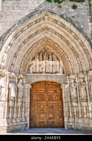 Ein sonniges Tor der gotischen Kirche Haupteingang von San Esteban XIII Jahrhundert in Burgos, Spanien Stockfoto