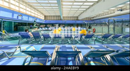 Blick auf das Hallenbad des Kreuzfahrtschiffs Costa Fortuna am Hafen von Civitavecchia, Hafen von Rom, Italien, am 1. Mai 2019. Stockfoto