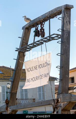 Landwirtschaft: Streik der Fischer von Le Grau-du-ROI, um gegen die von der Europäischen Kommission beschlossene Reduzierung ihrer Tage auf See und ihrer Fangzone zu protestieren. Arbeitsbedingungen und Einkommen, die ihnen zufolge nicht mehr nachhaltig sind. In Frankreich Stockfoto