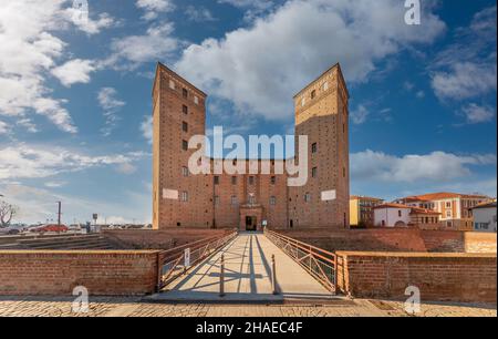 Fossano, Cuneo, Italien - 2. Dezember 2021: Das Schloss der Fürsten von Acaja (XIV Jahrhundert) auf der piazza Castello, Sitz der Bürgerbibliothek Stockfoto