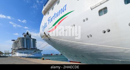 Blick auf das Kreuzschiff Costa Fortuna und die MSC Seaview, die am 1. Mai 2019 im Hafen von Civitavecchia, Hafen von Rom, Italien, angedockt sind. Stockfoto