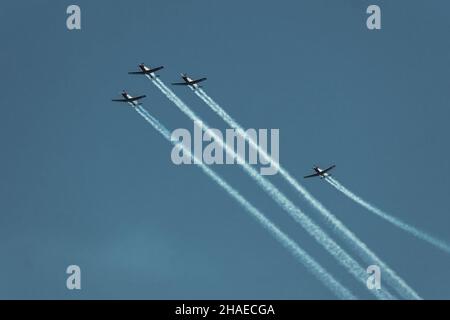 TEL AVIV, ISRAEL - 15. April 2021: Eine Aufnahme der IDF-Flugzeugshow mit Düsenflugzeugen in der Luft am Unabhängigkeitstag 2021 Stockfoto