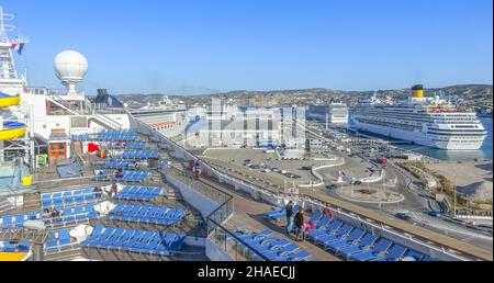 Blick auf das Kreuzfahrtterminal im Hafen von Marseille, Frankreich mit der Costa Fortuna, Costa Fascinosa, MSC Bellissima, MSC Orchestra, MSC Magnifica. Stockfoto