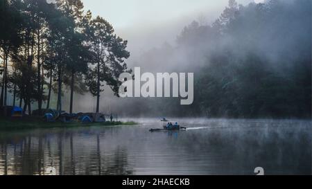 Reisen Sie wunderschöne Natur Panoramablick auf den Pang Ung See im Nebel bei Sonnenaufgang. Stockfoto