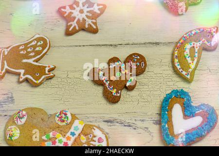 Royal Puderkekse und Weihnachtslichter. Weihnachtskekse auf Holztisch Draufsicht. Stockfoto