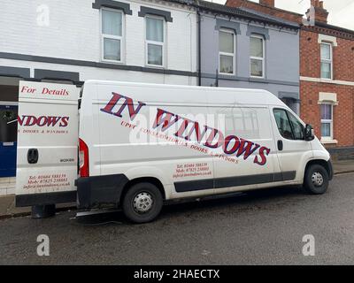 In Fenstern Doppelverglasung weißer Van man Northampton UK Türen UPVC Conservatories Terrassenhäuser offene Tür Regen auf der Straße großer Fahrzeuge Stockfoto