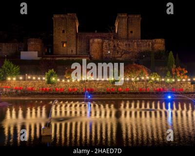 Nachtansicht der Außenseite der Türme und Zinnen der mittelalterlichen Burg von Jarandilla de la Vera in Cáceres, Extremadura. Stockfoto